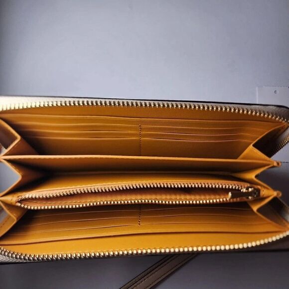 NWT CF219 Coach x Peanuts Snoopy & Friends Long Leather Zip Wallet Wrist… - Picture 3 of 3